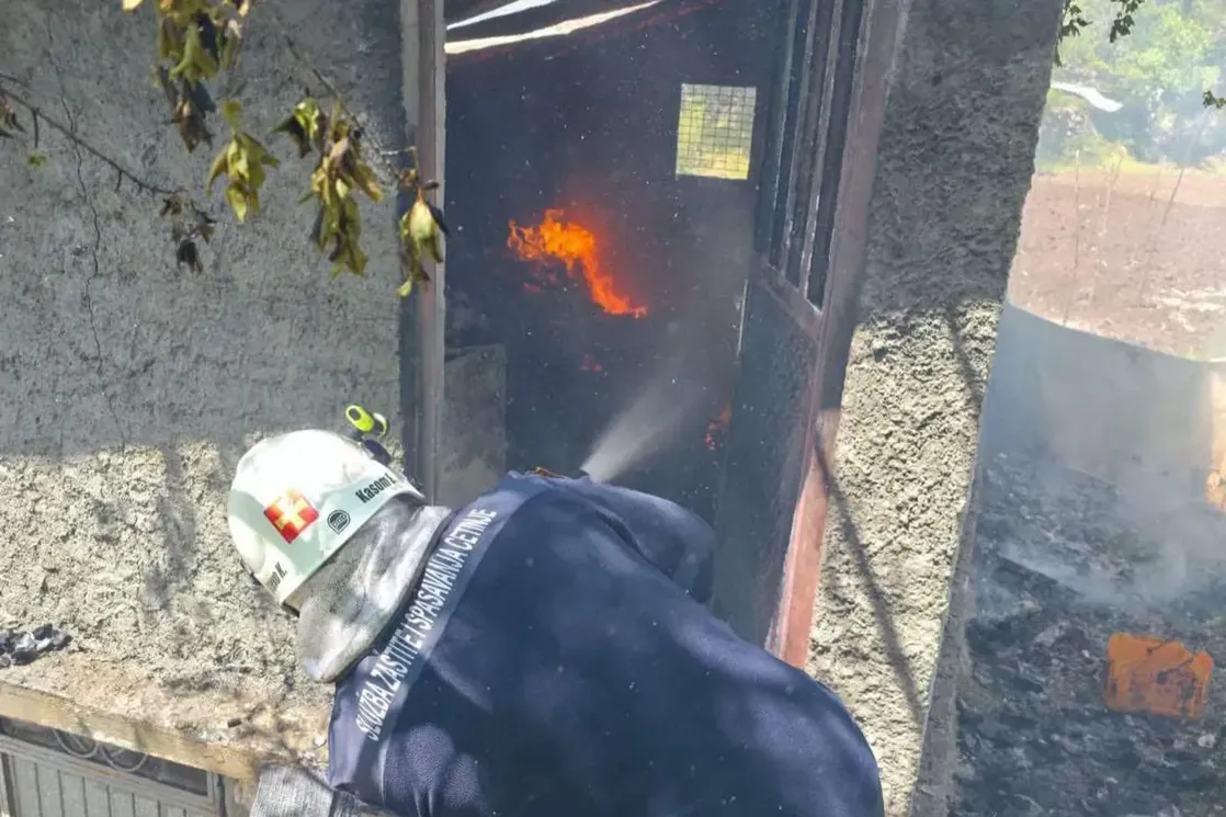 Požar u Katunskoj nahiji: Izgorio sprat kuće