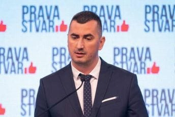 Božović: Bez oštećenja sam odvojio kabl od mikrofona Božović: Bez oštećenja sam odvojio kabl od mikrofona