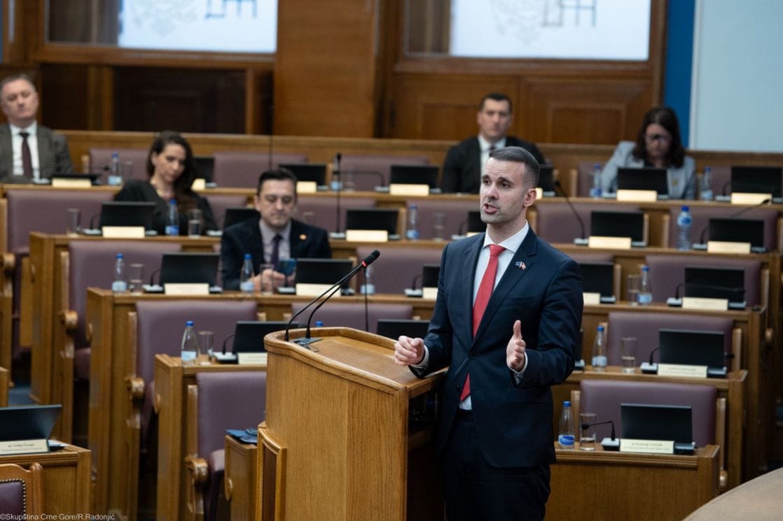 Strejt premijer, gej priče u parlamentu i poslaničke najave ubistva