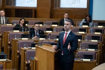 Strejt premijer, gej priče u parlamentu i poslaničke najave ubistva Strejt premijer, gej priče u parlamentu i poslaničke najave ubistva