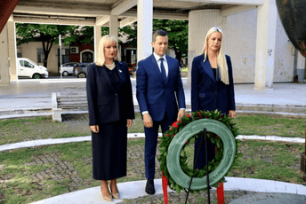 U Podgorici položen vijenac na spomenik žrtvama savezničkog bombardovanja U Podgorici položen vijenac na spomenik žrtvama savezničkog bombardovanja