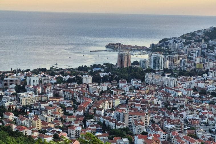 Opština Budva: Vlada i Morsko dobro nezakonitim odlukama pretvaraju obalu u vašarište i trajno devastiraju prostor