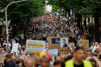 Protest u Pragu: Građani brane medije od političara Protest u Pragu: Građani brane medije od političara