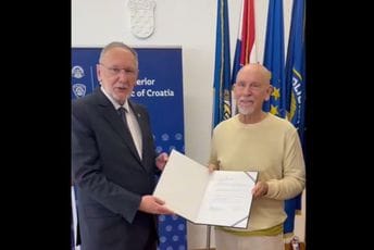 (VIDEO) Slavni glumac Džon Malkovič postao hrvatski državljanin (VIDEO) Slavni glumac Džon Malkovič postao hrvatski državljanin