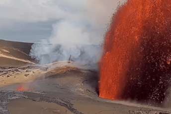 (VIDEO) Vulkan Kilauea na Havajima eruptirao, vjetar raznosi opasnu "Peleinu kosu" (VIDEO) Vulkan Kilauea na Havajima eruptirao, vjetar raznosi opasnu "Peleinu kosu"