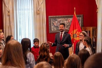 Milatović otvorio Plavi dvorac: U gostima bila djeca iz Bijele i Herceg Novog Milatović otvorio Plavi dvorac: U gostima bila djeca iz Bijele i Herceg Novog