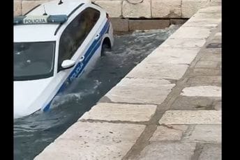 (VIDEO)  Policajac otišao do bankomata, vozilo "upalo" u vodu: Automobil u Senju završio u moru