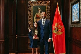 Milatović uručio pasoš Lani Boljević: "Njeni uspjesi inspiracija za cijelu Crnu Goru" Milatović uručio pasoš Lani Boljević: "Njeni uspjesi inspiracija za cijelu Crnu Goru"