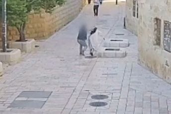 Jerusalim: Srušio časnu sestru, udarao je nogama, pa napao prolaznika koji je htio da joj pomogne Jerusalim: Srušio časnu sestru, udarao je nogama, pa napao prolaznika koji je htio da joj pomogne