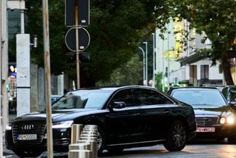 Sređivanje voznog parka: Vlada raspisala tender, 14.000 eura za pranje službenih auta Sređivanje voznog parka: Vlada raspisala tender, 14.000 eura za pranje službenih auta