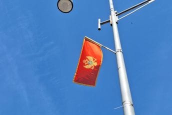 U susret Danu nezavisnosti: Počinje postavljanje zastava na podgoričkim ulicama
