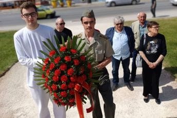 Pula: Maloljetniku prijava zbog polaganja vijenca u uniformi JNA u Titovom parku Pula: Maloljetniku prijava zbog polaganja vijenca u uniformi JNA u Titovom parku
