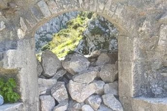 Opština Kotor: Toparnice na kotorskim bedemima korišćene kao alternativni prolazi, privremeno zazidane zbog bezbjednosti posjetilaca Opština Kotor: Toparnice na kotorskim bedemima korišćene kao alternativni prolazi, privremeno zazidane zbog bezbjednosti posjetilaca