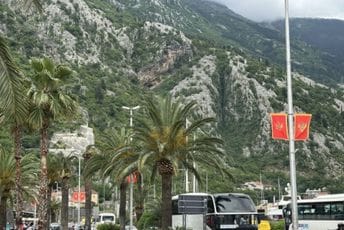 U susret Danu nezavisnosti: Kotor okićen crnogorskim zastavama U susret Danu nezavisnosti: Kotor okićen crnogorskim zastavama