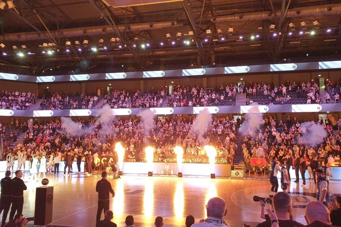 ‘Plavi’ večeras u Klužu imaju podršku navijača: Pogledajte užarenu atmosferu iz BTarene (VIDEO / FOTO)