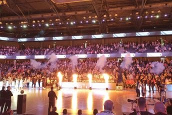 ‘Plavi’ večeras u Klužu imaju podršku navijača: Pogledajte užarenu atmosferu iz BTarene (VIDEO / FOTO)