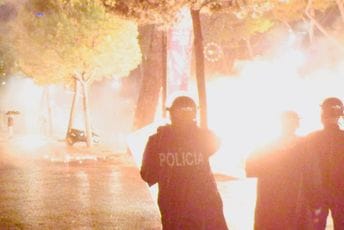 (VIDEO) Haos na ulicama Tirane: Demonstranti bacali molotovljeve koktele, policija uzvratila vodenim topovima