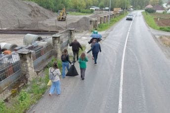 Akcija za primjer: Uprkos kiši, blizu 100 učesnika učestvovalo u akciji čišćenja u Petnjici Akcija za primjer: Uprkos kiši, blizu 100 učesnika učestvovalo u akciji čišćenja u Petnjici