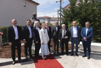 U Golubovcima otkriven spomenik Jesenjinu U Golubovcima otkriven spomenik Jesenjinu