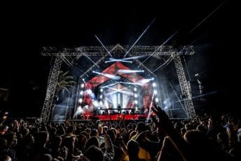 (FOTO/VIDEO) Pogledajte kako je sinoć bilo u Budvi: Svečano otvorena ljetnja turistička sezona, na prepunom trgu nastupili ARTBAT, John K, Nexie i Space Motion