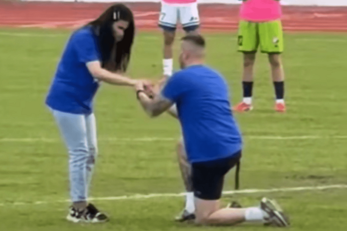 Emotivne scene u Bijelom Polju: Zaprosio djevojku na terenu (VIDEO)