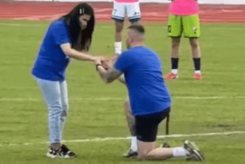Emotivne scene u Bijelom Polju: Zaprosio djevojku na terenu (VIDEO)