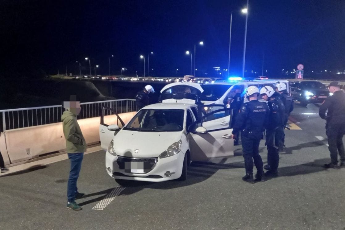 Varvare vratili za Podgoricu: Oduzete metalne palice, motke, nož... (FOTO)