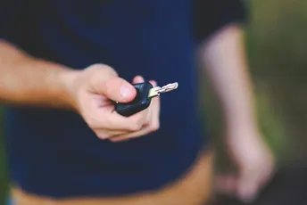 Evo kako otključati auto ako je ključ ostao unutra