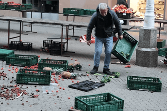 Oluja poharala Zagreb: Vjetar razbacao štandove na jednoj od gradskih tržnica