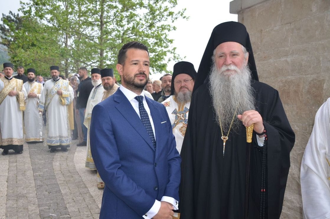 (FOTO) Milatović cjelivao mošti Svetog Vasilija u pratnji Joanikija