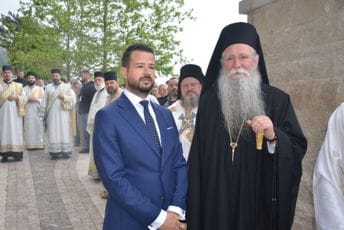 (FOTO) Milatović cjelivao mošti Svetog Vasilija u pratnji Joanikija
