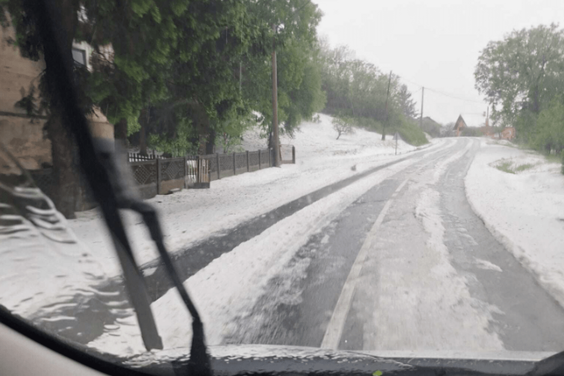 Velike nepogode u Hrvatskoj: Poplave na ulicama, oluja obarala stabla, na Sljemenu snijeg