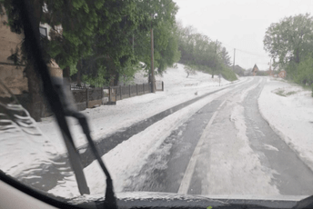 Velike nepogode u Hrvatskoj: Poplave na ulicama, oluja obarala stabla, na Sljemenu snijeg