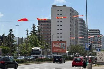 U susret Danu nezavisnosti: Crnogorske zastave vijore se i u centru Bara