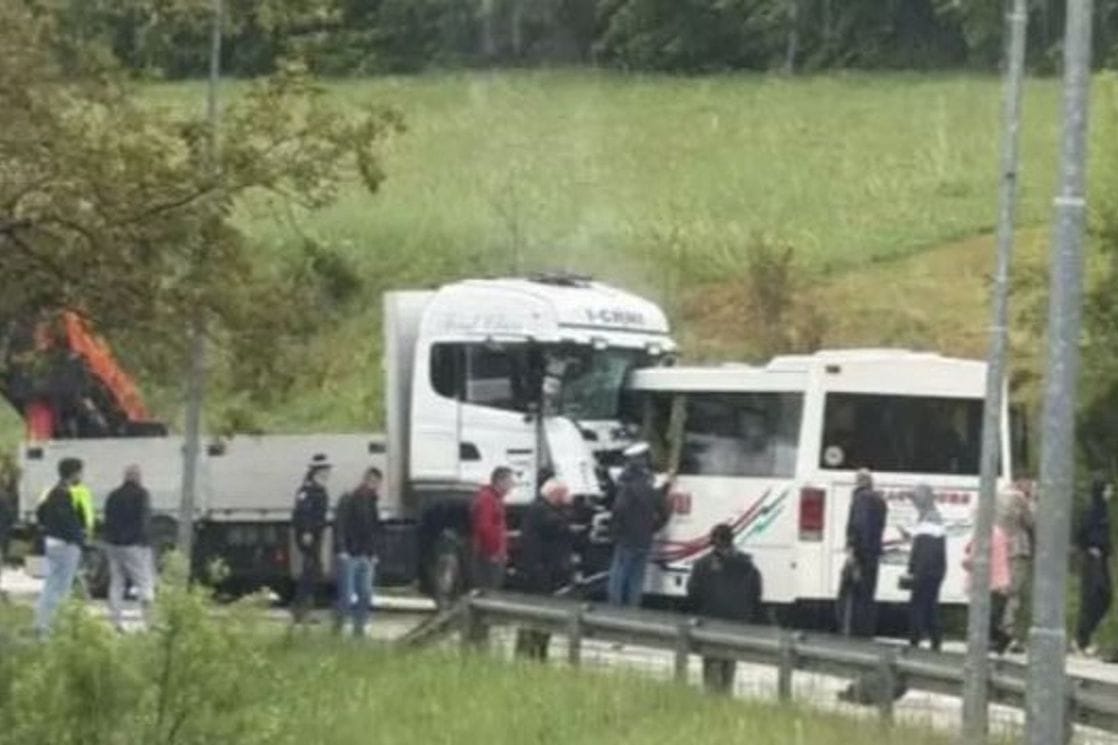 Teška nesreća u BiH: U sudaru autobusa i kamiona jedna osoba stradala, desetoro povrijeđenih