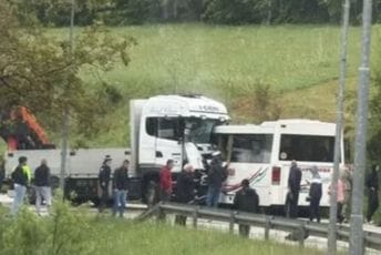 Teška nesreća u BiH: U sudaru autobusa i kamiona jedna osoba stradala, desetoro povrijeđenih Teška nesreća u BiH: U sudaru autobusa i kamiona jedna osoba stradala, desetoro povrijeđenih