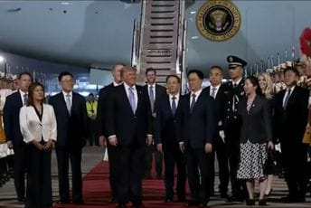 Pogledajte kako je Tramp dočekan u Kini: Na aerodromu upriličena posebna ceremonija