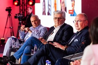 Radulović: Sami sebi smo najveći problem, još nijesmo shvatili šta želimo od turizma; Rakčević: Strani investitori dobrodošli, ali projekti moraju donositi dugoročne benefite Radulović: Sami sebi smo najveći problem, još nijesmo shvatili šta želimo od turizma; Rakčević: Strani investitori dobrodošli, ali projekti moraju donositi dugoročne benefite