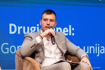 Čauši: Poslanik Stojović plaćeniji po minutu “nastupa” nego Riki Martin