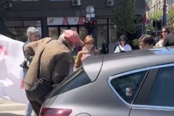 (VIDEO) Ispred Pravnog fakulteta u Beogradu, muškarac udario studenta, pa autom starijeg čovjeka