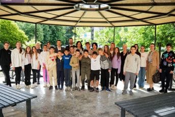 U dvorištu OŠ „Radojica Perović” otvorena ljetnja učionica sa inventarom od recikliranog materijala; Mujović: Važan korak ka stvaranju zdravije, zelenije i održivije Podgorice