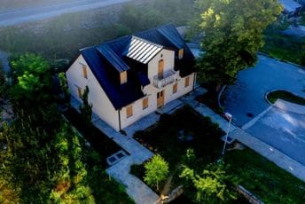 Umjetnička rezidencija “ŠAV!” u Kući Pekića; Prvi rezidenti pisac Nikola Nikolić i ilustrator Boris Stanić Umjetnička rezidencija “ŠAV!” u Kući Pekića; Prvi rezidenti pisac Nikola Nikolić i ilustrator Boris Stanić