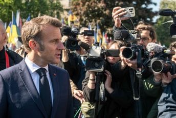 Makron: Rusija se sprema da mobiliše 300 hiljada ljudi