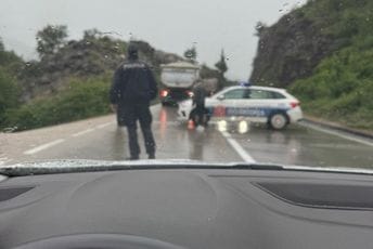 Zatvoren put Nikšić - Podgorica: Prevrnuo se kamion, saobraća se alternativnim putevima