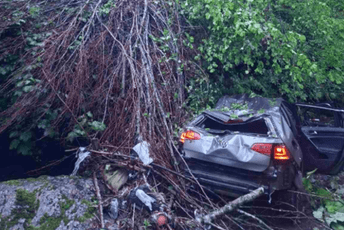 Automobil sletio sa puta kod Slijepač mosta: Povrijeđene dvije osobe