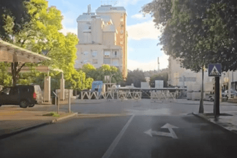 (VIDEO) U Podgorici pripreme za veliko slavlje: Počelo postavljanje bine na Trgu nezavisnosti