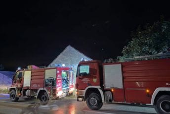 (FOTO/VIDEO) Ulcinj: Gorješa štala, vatrogasci na terenu