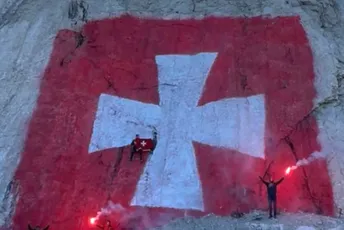 Krstaš barjak osvanuo iznad Cetinja povodom 20 godina obnove nezavisnosti Crne Gore (FOTO)