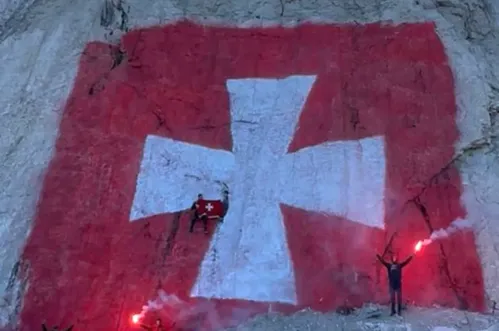 Krstaš barjak osvanuo iznad Cetinja povodom 20 godina obnove nezavisnosti Crne Gore (FOTO)