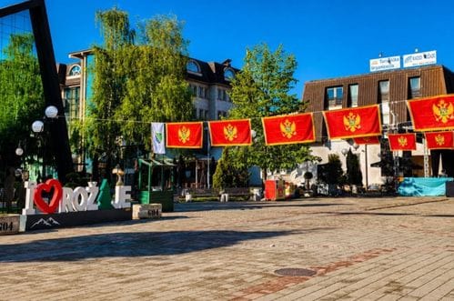 Zastave, bakljada, vatromet: U Rožajama je proslava Dana nezavisnosti već počela (VIDEO)